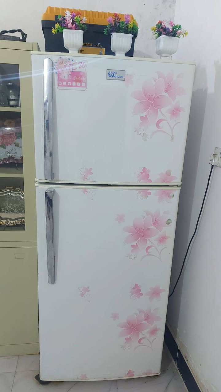 سلام عليكم ثلاجه للبيع نضيفه كلش كل عطل مابيه نوعيته ماليزي للتواصل والاستفسار ابو ***********
