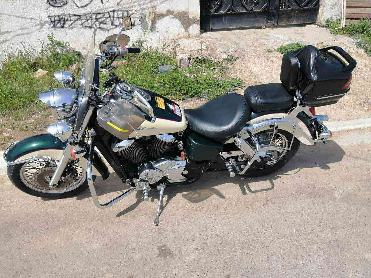 هوندا شادو 400cc رقم ديالى ماشية 32km  سنوية موجودة وباقية ع استلام اللوحة وموجودة بمرور ديالى بس ما متفرغ اروح استلمها ، مكينه گير كهربائيات مكفولة ع وضع الشركة ،، مكاني بغداد الشعب السعر 27 وبيها مجال ، اي استفسار ***********
