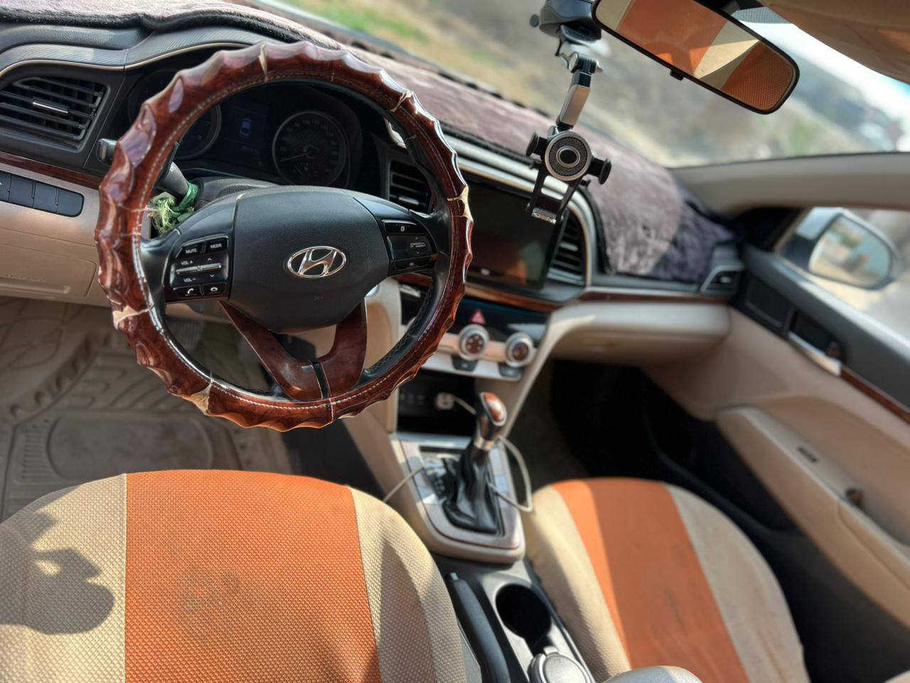 النترا ٢٠ خليجي مكفوله بيه طعجه بالدوسه وبارد شبر بالجاملغ الخلفي السعر ١٦٧ ورقه وبيه مجال قليل *********** ***********
