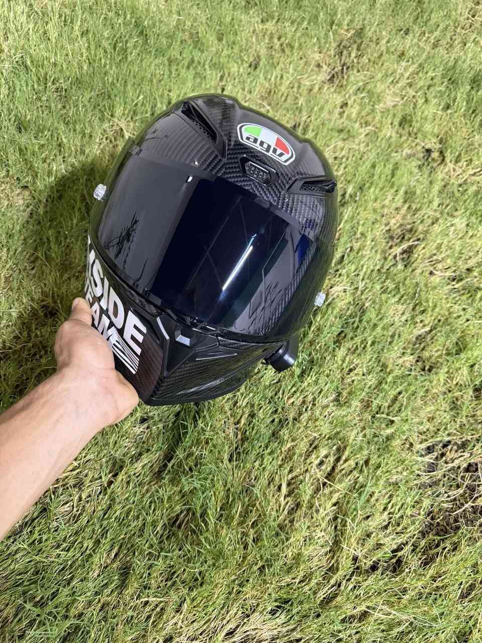 خوذه agv جديده  الوشم الابيض ينشال فقط للجماله  سعر 500الف***********
