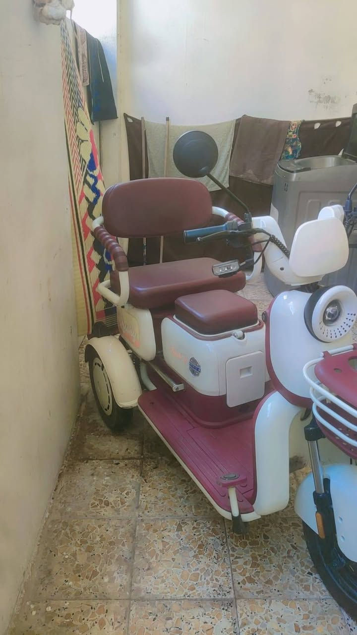 السلام عليكم عندي هاي الدراجه الشحن صار ٤ اشهر ماخذيها بعدهي جديده ٥ بطاريه سعر ٩٠٠ وبيها مجال العنوان بغداد الكريعات ***********
