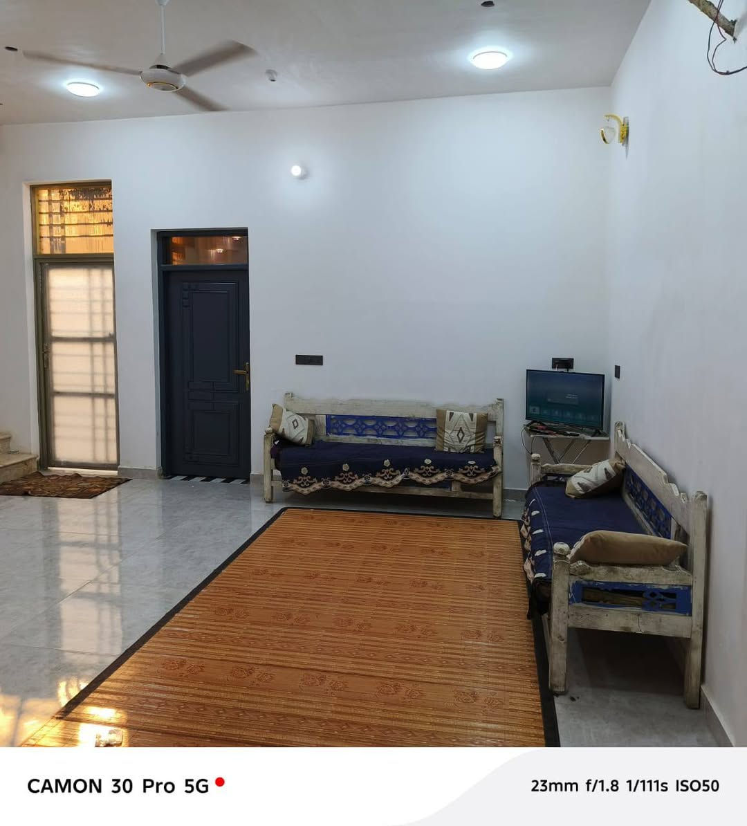 دار سكن المساحة 150م مسلح يتكون من غرفة + استقبال+مطبخ + صاله مع صحيات خارجيه وداخلبه مع كافة الخدمات تبليط كهرباء ماء مجاري قريب على المدارس  العنوان الفداء حي الكرامة نهاية شارع ابو لبنان مقاطعة 26 اتصال ***********
