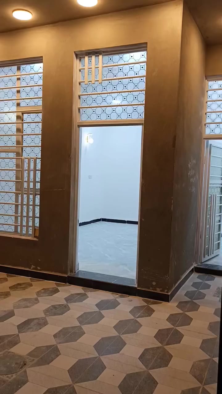 السلام عليكم 
بيت في حي الحكيم جهة الدبيه قرب افران العلم
الوجه 5 النزال 20 المساحه 100متر 
البناء طابوك بناء2025 مرقم بلديه 
قرب شارع 30 للاستفسار الاتصال ‏‪***********‬‏
