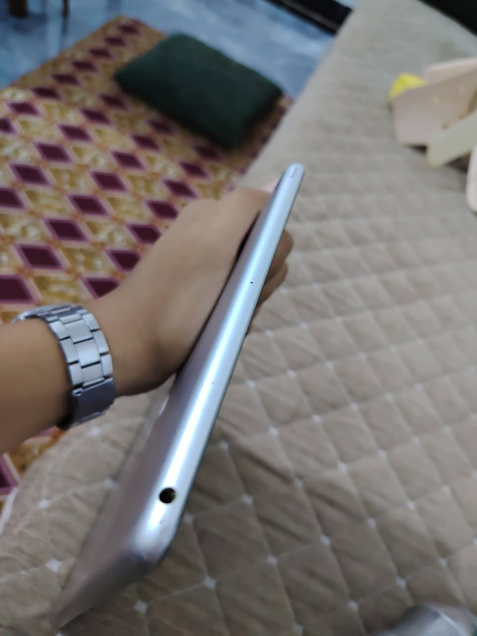 ايباد ٩ للبيع 
ذاكرة ٦٤ 
بي فطر بالكلاس 
نموذج M 
بطاريته أعلى من ٨٨ 
شرق اوسط
بصمة شغالة السعر ٢٢٥ و بي مجال 
بعقوبة المفرك
واتس اب ***********
