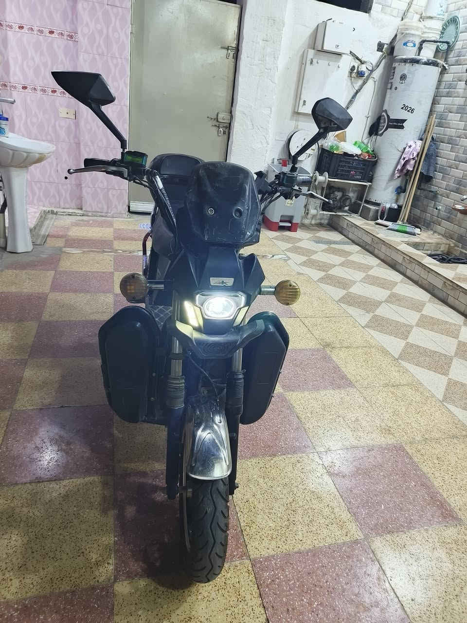 ماطور للبيع موديل 24 بطاريات 5 جبلي بطارياته ضعيفه شغال فقط بطاريات السعر 300 وبيه مجال الاتصال على الرقم *********** العنوان الرمادي

