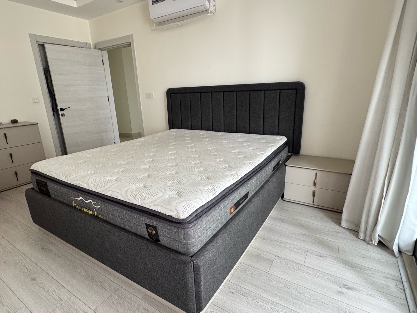 غرفة نوم فاخرة للبيع بحالة ممتازة، تتميز بتصميم أنيق من الخشب الفاتح مع رأس سرير مبطن ومراتب مريحة. تشمل الخزانة الكبيرة بوحدات متعددة الأبواب مع مرآة، بالإضافة إلى تسريحة ذات مرآة وأدراج للتخزين. مثالية لإضافة لمسة من الفخامة والراحة إلى أي غرفة نوم.