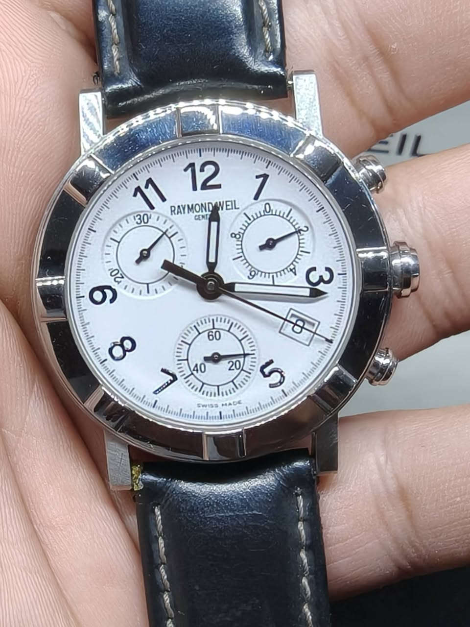 رايموند ويل كونكراف ستوب وتش باتري
القطر 42 بعلبتها الاصلية الساعة خالية من العيوب نضافة تامة غير مستبدل اي شي بيها  السعر 300 دولار


**إذا كنت صاحب هذا الإعلان وتريد حذفه لأي سبب، رجاءا أرسل رسالة إلى الدعم الفني**