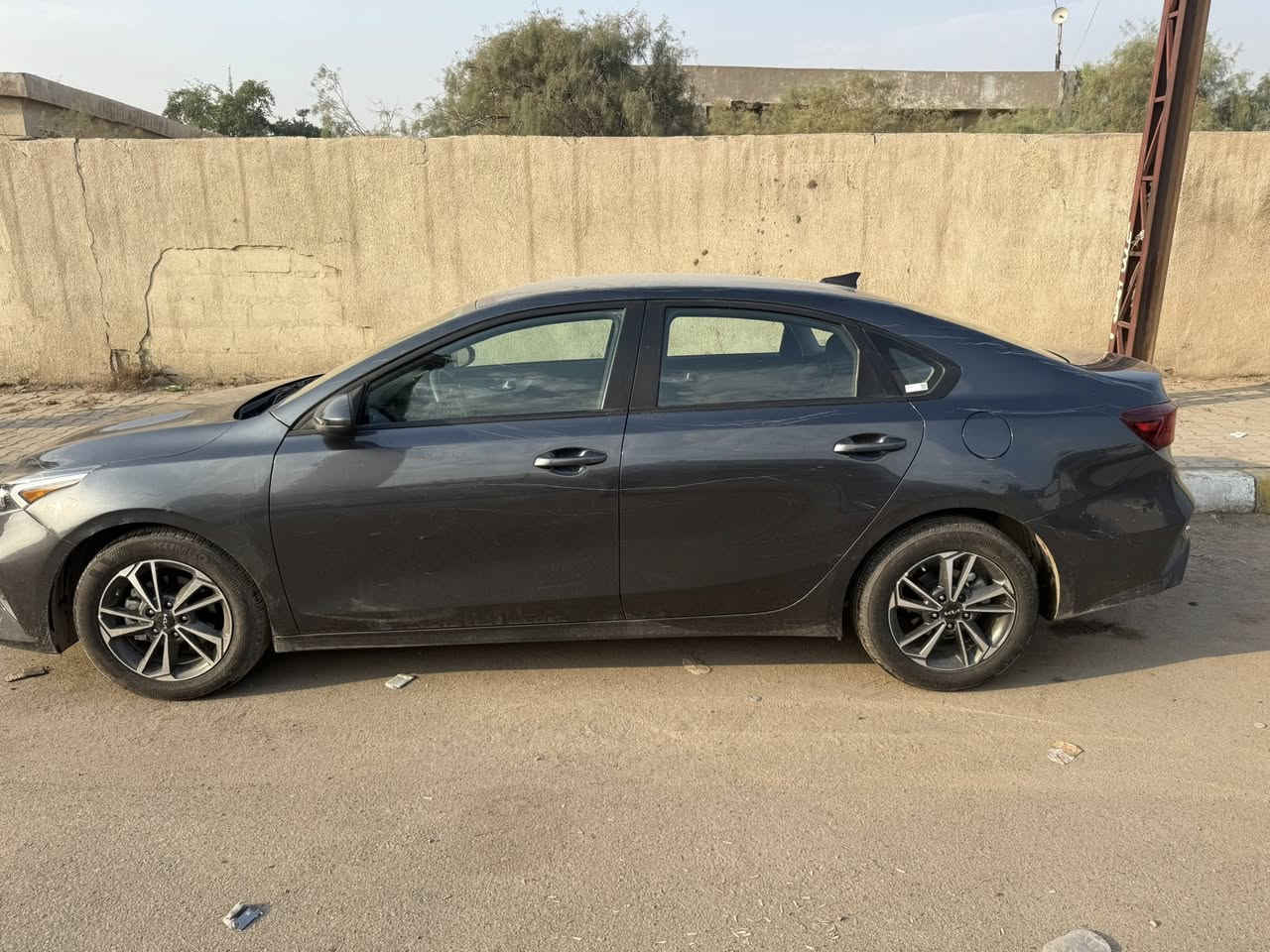 سلام وعليكم كيا فورتي موديل ٢٤ رقم بغداد الدولي. بدون ايرباك بدون لغد ولاشاصي. بدون تكم بيها صبغ. الباب الأيمن ربع الباب فقط. وبيها شخوط فقط الحادثه مال امريكا. العنوان. صليخ او  الاعظمية. تلفون ***********
