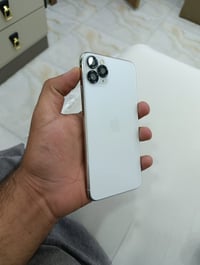 ايفون ١١ برو ماكس ذاكره ٦٤ و بطاريه ٨٠  الجهاز ما مفتوح ع وضع الشركه  ...