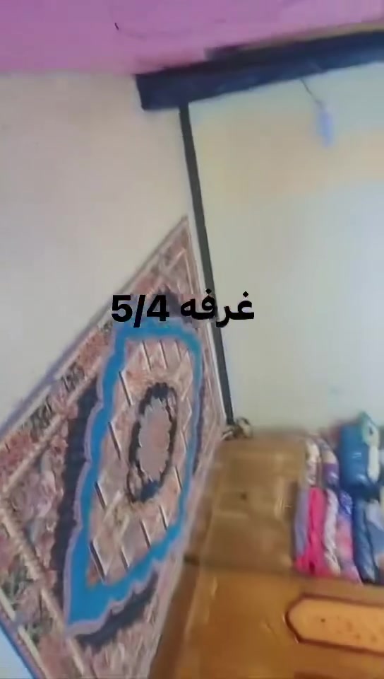 سلام عليكم دارللبيع المساحه 140 يحتوي على غرفه نوم ومطبخ حار ومطبخ بارد وصاله واستقبال وغرفه فوك   حمام داخلي وحمام خارجي كراج بناء حديث خدمات كامله مجاري تبليط ماء العنوان حي طارق القديم خلف السيطره الثانيه الاستفسار ع ***********
