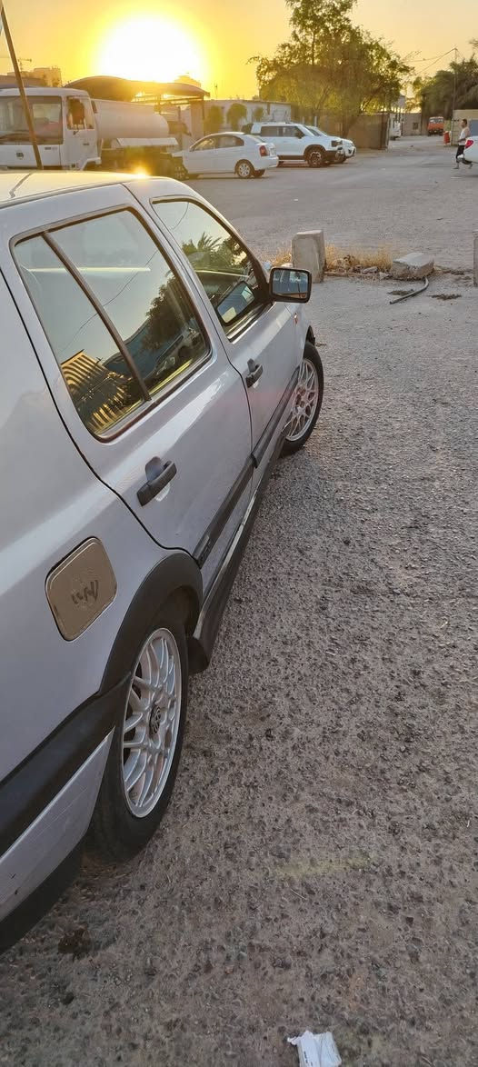 سلام عليكم كولف ٩٣ بسمي جديد هزه تبريد شغال محرك سته سلندر بي خربطه كير أتو داخل أخو النظيف السعر ٣٠ قفل من الأخير ***********
