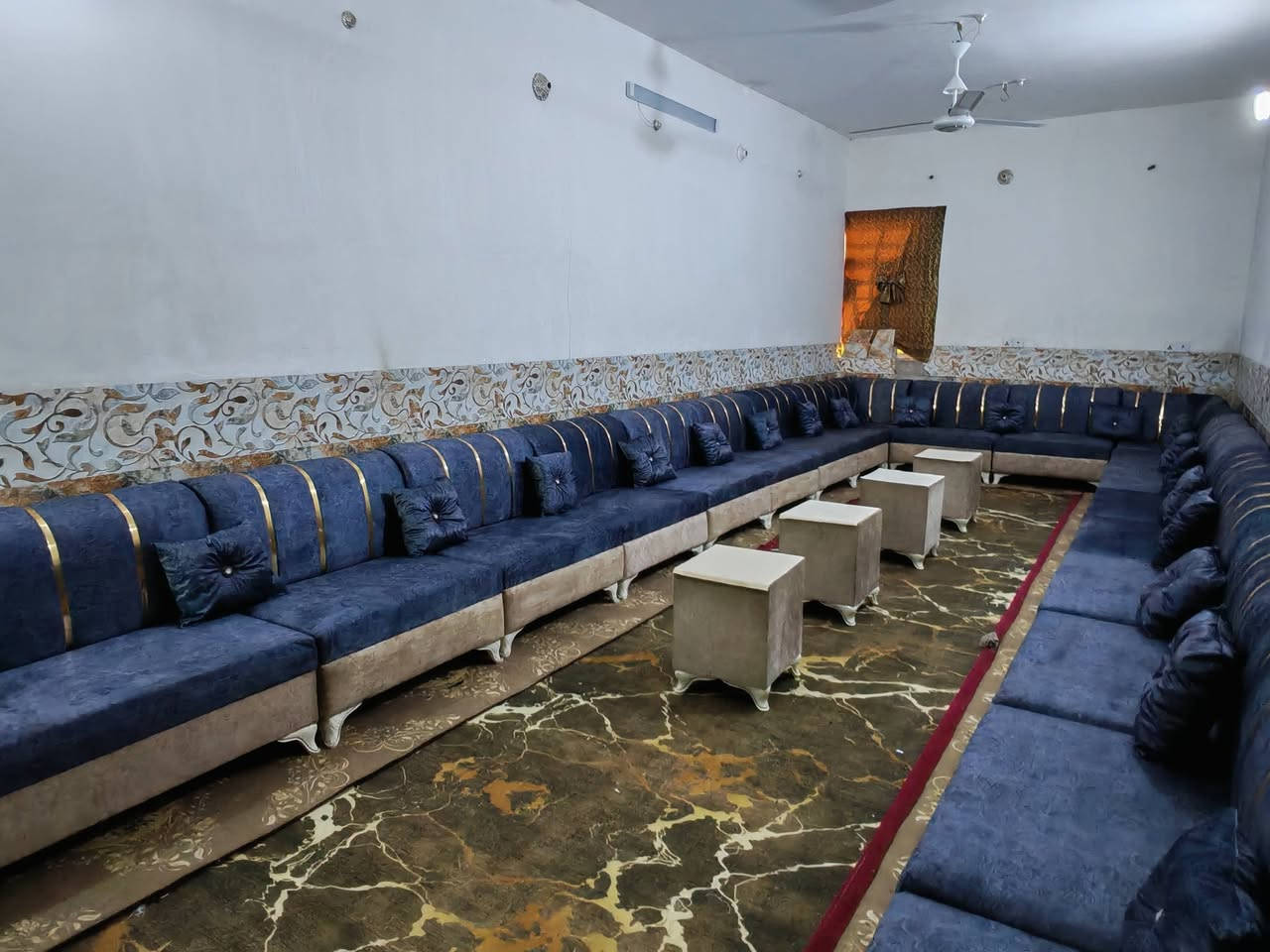 ديوان44 مقعد تسكام كله بلوك أسود شغل نجاره + 20 كوشه +4 طبلات هديه السعر (مليون وربع ) شرط أخو الجديد العنوان كربلاء بدايه الامن الداخلي يوجد توصيل داخل كربلاء***********
