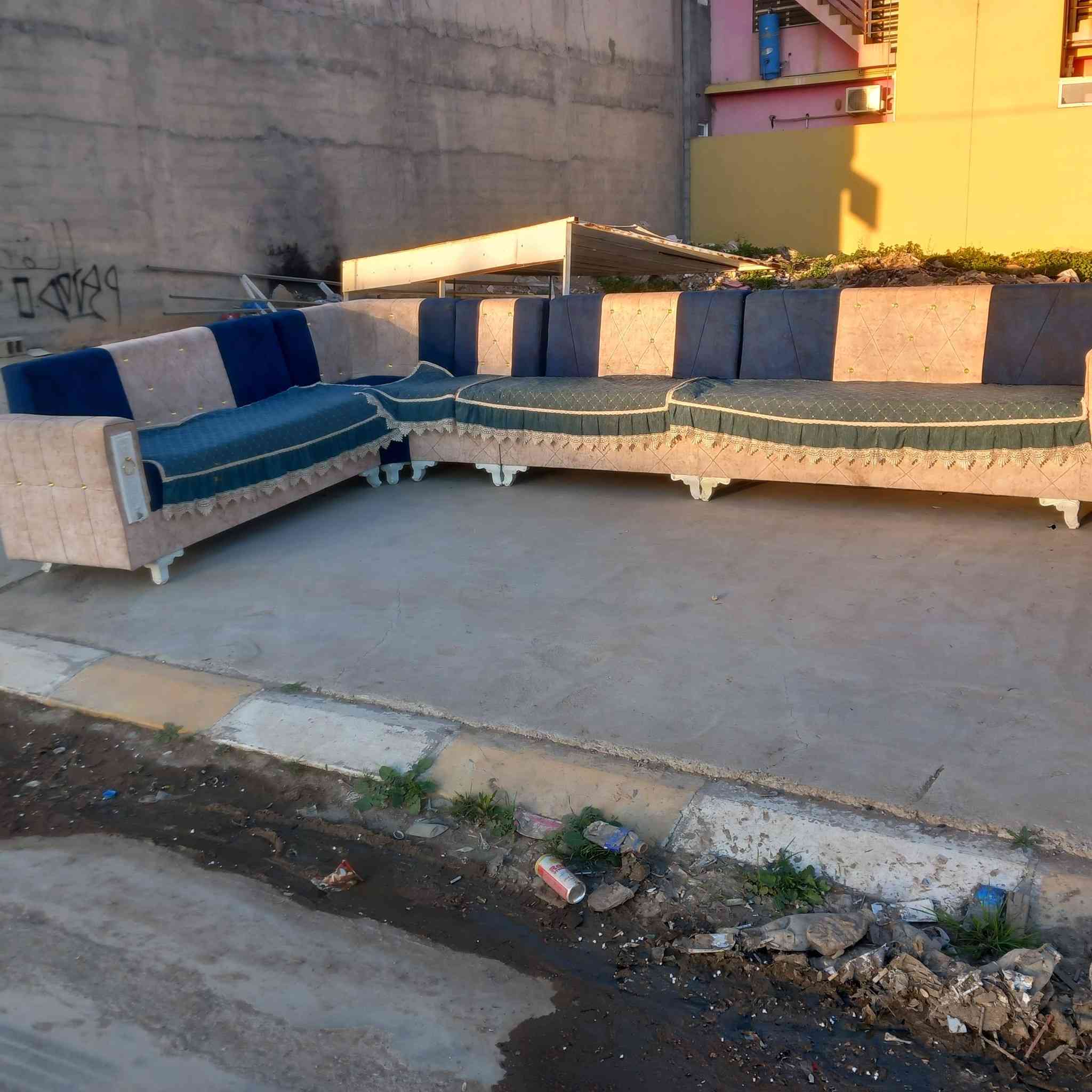 ديوان  عشر مقاعد  نضافه ٩٠ بالميه مع تغليف كامل  
اي استفسار اتصل برقم ***********
