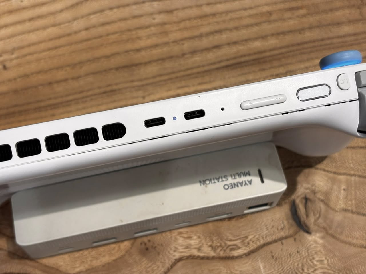 AYANEO 2S للبيع  
الجهاز بحالة ممتازة جداً ونظيف، مناسب للألعاب الثقيلة والـ PC Gaming المحمول.

المواصفات:
- Ryzen 7 7840U
- RAM 64GB
- SSD 2TB

المرفقات:
- شاحن شاومي أصلي 90W

السعر:
1,000,000 دينار عراقي

للتواصل:
***********
