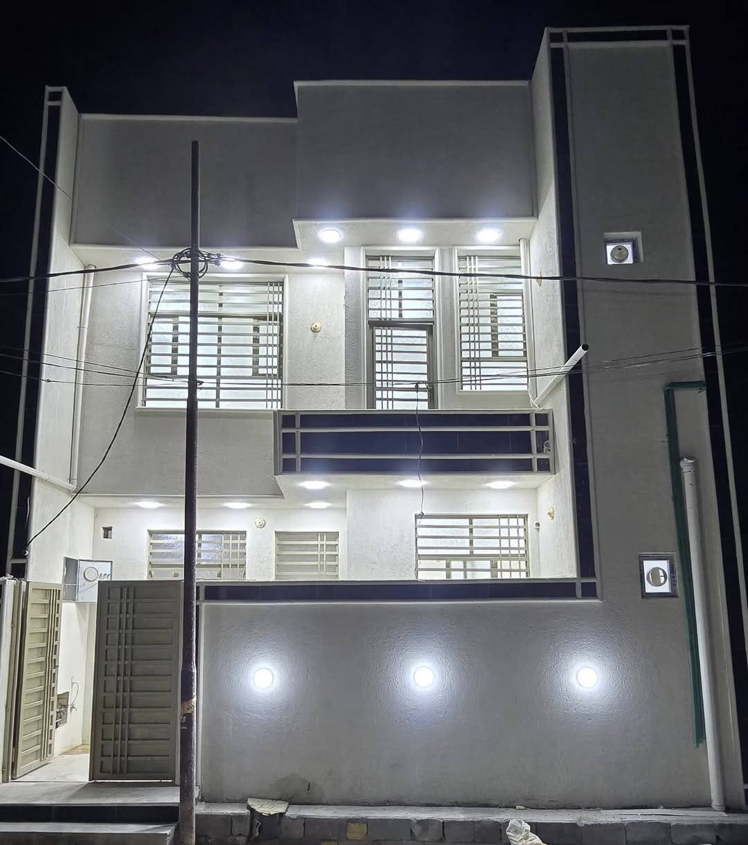 بيت للبيع في البوبيات عمود 114 داخل الفرع يبعد عن الشارع تقريب 25م عرض الشارع 8 متر
يحتوي على 4غرف وحده منهن سويت وكذلك استقبال وصاله ومطبخ وثلاث صحيات بناء جديد وجاهز للسكن طابقين البناء طابوق جمهوري 2025
اقرار محكمة طابو زراعي سند 25
السعر 135 وبي مجال
***********
