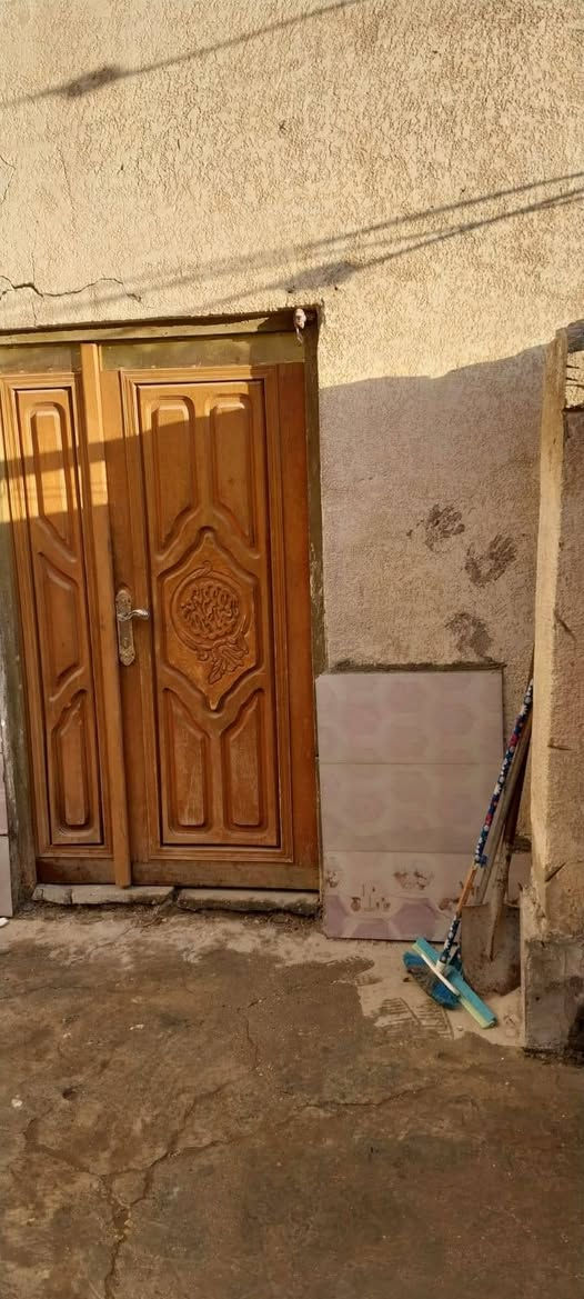 السلام عليكم ورحمه الله وبركاته الدار للبيع العنوان الضجريه المساحه 140 بصف الركن مقابيل المتنزه السعر 70 مع المجال  اقرب نطقه دالهه حسينيه عبدالله الرضيع رقم صاحب الدار *********** التواصل مع صاحب الدار
