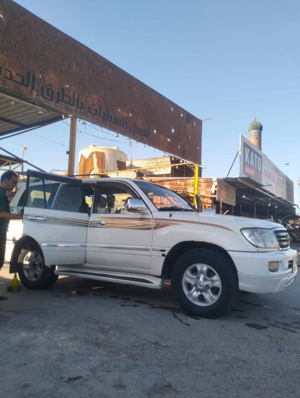 السلام عليكم للبيع او مراوس حسب القناعة لاندكروز جكسارة موديل 2007 اصل گير ومكينة  مكفولات فتحة سقف محرك ستة سلندر سبعه راكب رقم اربيل دولي تحويل مباشر مصبوغة عام السعر 145 وبيهة مجال للاستفسار الاتصال على الرقم *********** او واتساب *********** مكاني بغداد
