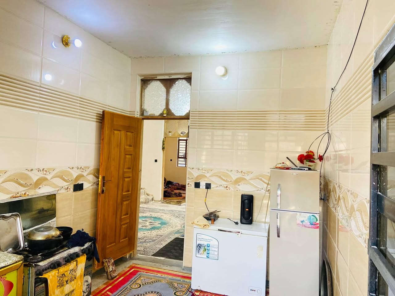 السلام عليكم بيت لبيع 150متر استقبال ومع غرفتين نوم وصاله ومطبخ بارد ومطبخ حار منور كبير عنوان حي طارق الوسط يم مولد بيت المري كامل الخدمات مي كهرباء تبليط كلشي متوفر بنيان 2025 طابوق جمهوري الرقم *********** السعر خاص .
