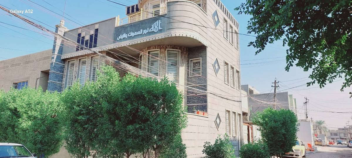 السلام عليكم بيت ركن  للبيع مساحة ٩٠  في الامين الثانية الاعلام
واجهة ١٠ والنزال ٩ يتكون من ثلاث طوابق يحتوي على ٤ غرف نوم. و ٣ حمام وصالة كبيرة واستقبال 
السعر 245 وبي مجال 

للاتصال ***********
