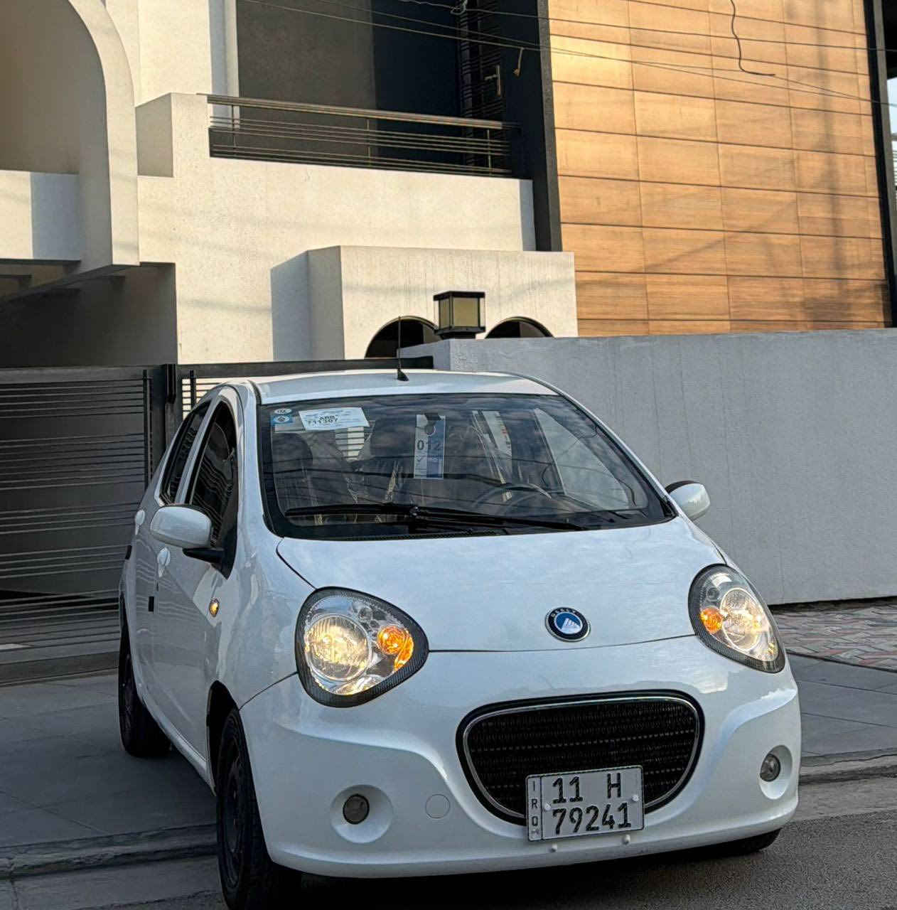 سلام عليكم
جيلي باندا 
كير اتو 
رقم بغداد بأسمي
رقم وهزه وسنويه جديد 
موديل 13 
لون ابيض حلوه السياره 
وجاهزه 
سعرها.50 بيها مجال بسيط 
مكاني بغداد حي العدل 
***********
