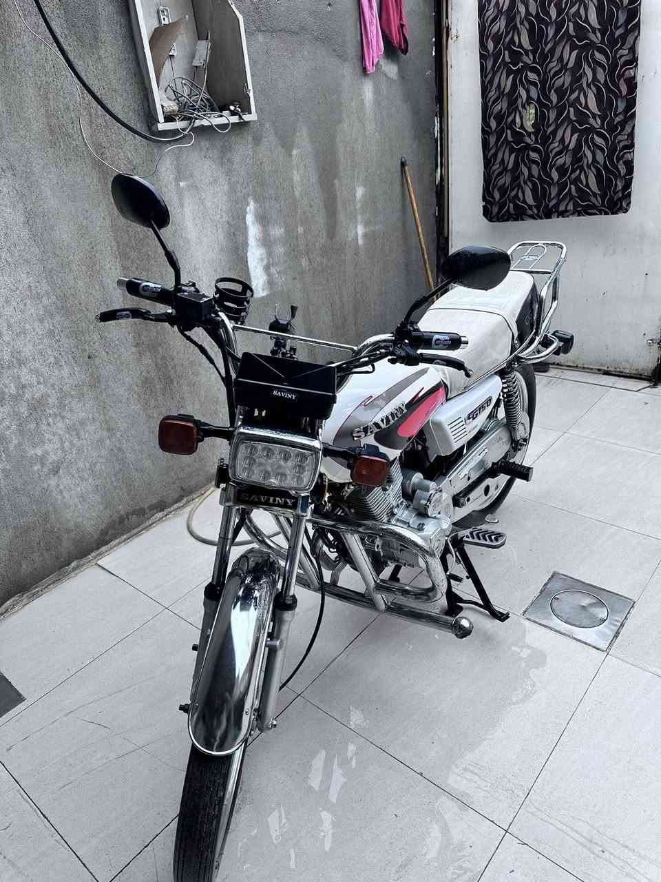 السلام عليكم   ماطور عدد2سافين اصلي للبيع 
منفيس اصلي ماطورات نضيفه ما ناقصه شي الون ابيض والثاني ماروني محركات كبس كهربائيات شغاله السعر من الاخير 550الف قفل كل واحد  رقم ***********
