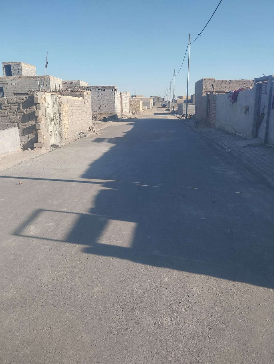 متاح بيت هيكل حي الزهراء  قريب حي الشرطه شارع 30 مبني 3 غرف وصاله برانيه ومطبخ بس أساس مساحه 240 كافة الخدمات شارع تبليط ماي كهرباء  للأستفسار أكثر علق واني اراسلك او  يتصل على الرقم بي وتساب ***********
