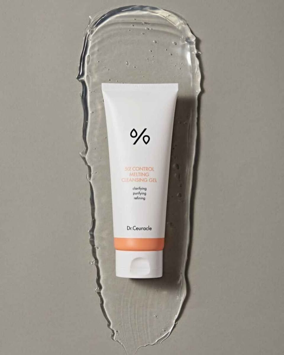 ✨جل التنظيف ميلتنج 5 ألفا كونترول من دكتور سيوراكل (Dr. Ceuracle 5α Control Melting Cleansing Gel) منظف جل يتحول إلى زيت مصمم خصيصاً للبشرة الدهنية والمعرضة لحب الشباب. يساعد على تنقية البشرة وإزالة الشوائب والمكياج. يحتوي على تركيبة جل شفافة عالية اللزوجة تتحول إلى مستحلب عند فركها بلطف على البشرة. مصمم للمساعدة في موازنة إنتاج الدهون الزائدة في البشرة. يمكن استخدامه كبديل لزيت التنظيف الهيدروفيلي ورغوة التنظيف.

✅الميزات والفوائد:-
✔️ يعمل هذا الجل السميك على إذابة الأوساخ والشوائب وحتى المكياج بفعالية، وينقي المسام المسدودة.
✔️ يحتوي المنتج على مركب 5α، وهو مزيج من المكونات التي تساعد على تقليل الدهون الزائدة واستهداف العوامل التي قد تؤدي إلى ظهور الشوائب.
✔️على الرغم من خصائصه المنقية، فإنه غني بمكونات مرطبة مثل الألوفيرا، مما يساعد على تكوين طبقة مرطبة على سطح البشرة ويمنع جفافها.
✔️ يتميز بتركيبة جل شفافة عالية اللزوجة تنتشر بلطف على الوجه وتتحول إلى ملمس زيتي ناعم عند التدليك.
#الاصلي المنشأ كوريا 🇰🇷💯 البصرة, العراق


**إذا كنت صاحب هذا الإعلان وتريد حذفه لأي سبب، رجاءا أرسل رسالة إلى الدعم الفني**