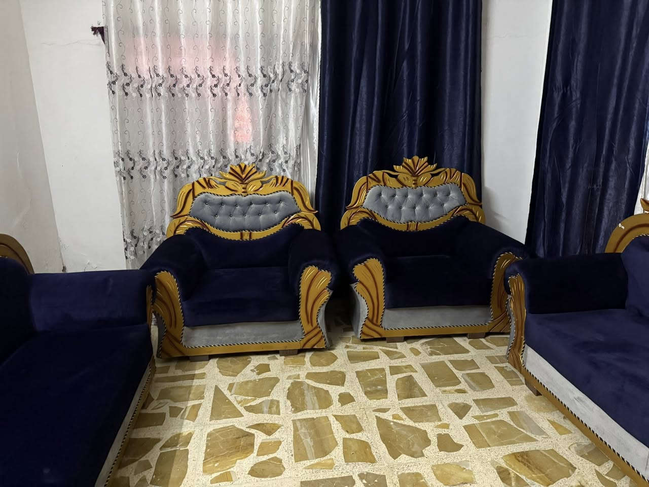 لبيع طقم قنفات بحاله جيدة 
• يتكون من كنبة كبيرة عدد 2 + كرسي مفردعدد 4 
• قماش مخمل ناعم بلون كحلي (أزرق غامق)• ظهر مبطن• هيكل خشبي مزخرف بلون ذهبي يعطي شكل فخم وكلاسيكي• مناسب للضيوف أو الصالة• نظيف ومرتب والاستعمال بحالة جيدة جدا. 
للاستفسار مراسلة خاص، والسعر للجادين


**إذا كنت صاحب هذا الإعلان وتريد حذفه لأي سبب، رجاءا أرسل رسالة إلى الدعم الفني**