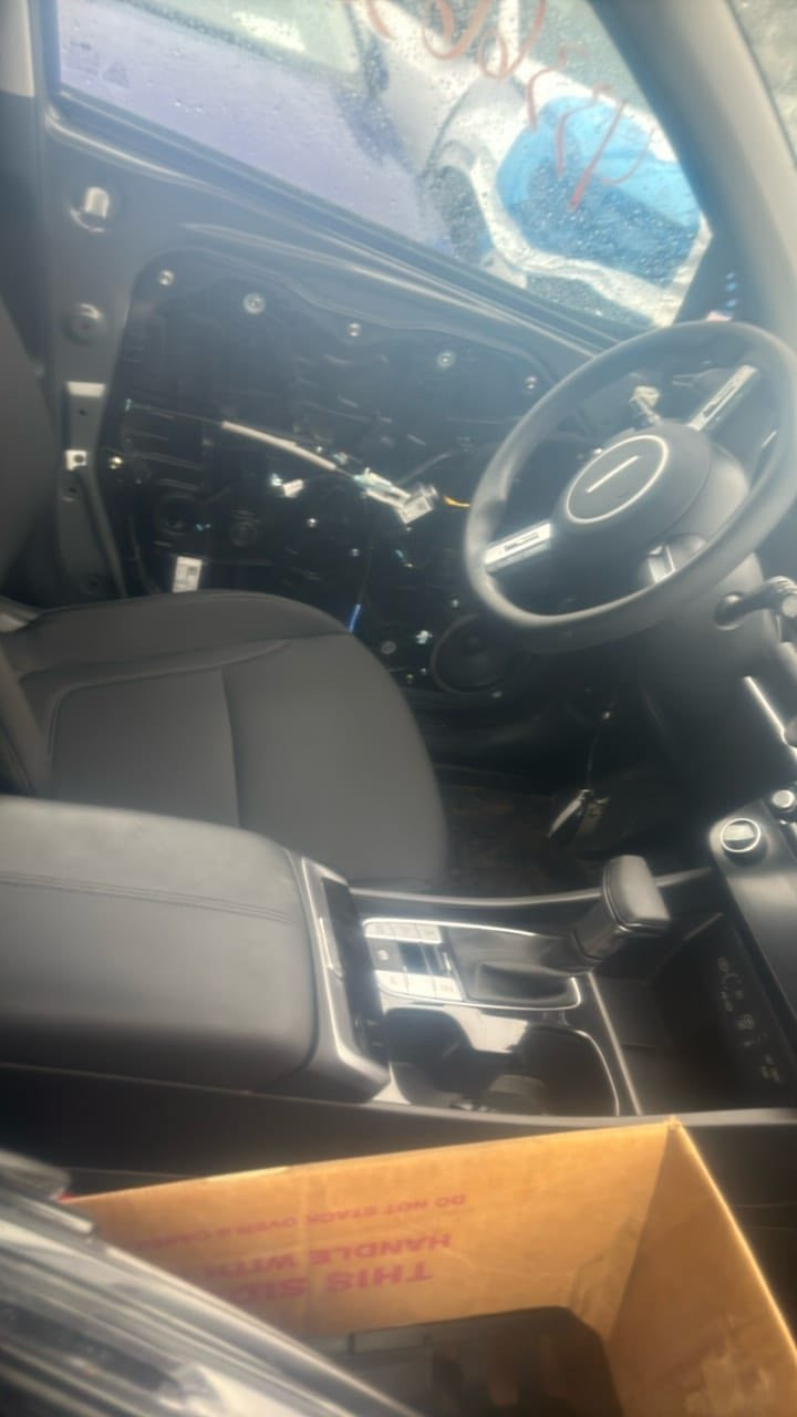 سلام عليكم توسان 2025 sel ماشيه11 الف السيارة طالعه من امريكا للعقبه غراضة محمله داخل السيارة سعره 130 شامل النقل  عنوان مكتب الفخامة للمزادات الامريكية بغداد حي اور ***********
