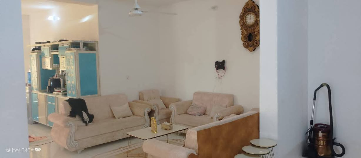 بيت طابو زراعي سند 25 بسمنه مداور مضمون
مساحة البيت 300 متر 

ثاني بيت عن الركن يبعد عن الروائي 15 متر

واجهة البيت ع شارع 8 مترات 

البيت يحتوي على 

غرفتين قياسهن 3ونص في 5 ونص 

كولدور مترين في 5 مترات 

مجمع صحي داخلي 5 مترات في 3 متر تقريبا

المجمع الصحي الداخلي مقسم الى 3 اقسام 

مقعد غربي ودوش دفن  والقسم الثاني مقعد شرقي

القسم الثالث مغسله وغساله 

ارضية البيت كلهه نوع واحد بورسلين ابيض 

كهرباء البيت دفن درجة الى 

مجاري البيت الثقيل معزول وحد والخفيف على جهه

ماي اساله 3 امتار عن البيت ومولده قريبه 

صاله 10 متر في 3.5 متر 

مطبخ سيراميك ارضية وجدار حار وبارد مفتوح على الصاله 

قياس المطبخ 8 مترات في 3.5 

براني خارجية قياس 7ونص في 3.5

مجمع صحي خارجي 

البيت قرب السيطرة مال سومر على طريق المشاية 

السعر 65

يرهم بيع او مراوس 

تواصل خاص لو التصل عل رقم ‪***********‬‏
