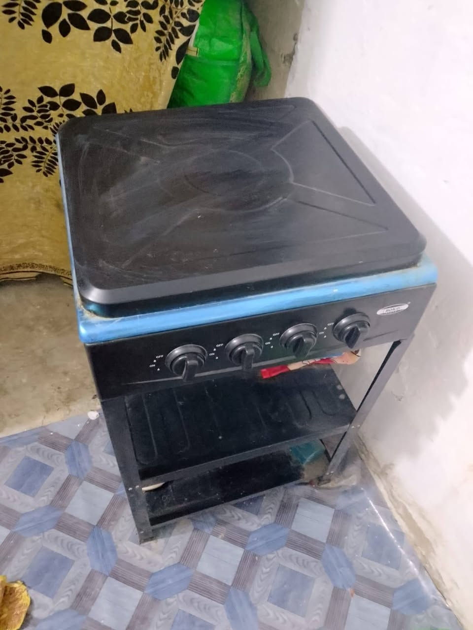 للبيع طباخ جديد مامستعمل 40 + اوفن مستعمل شي قليل 50
***********
