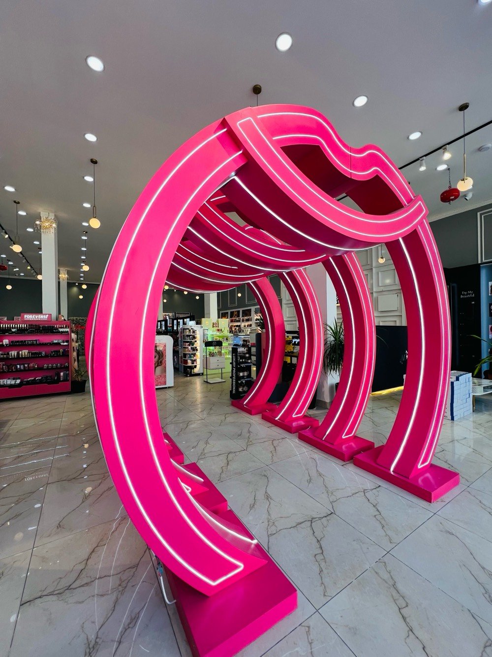 للبيع أقواس ديكور مضيئة بتصميم عصري وفريد من نوعه على شكل (نفق شفاه متتالي)، يعطي لمسة جمالية وفخامة لا تُقاوم للمكان. الديكور مثالي جداً لـ (محلات مستحضرات التجميل، صالونات التجميل، محلات الملابس، أو كخلفية تصوير "بلوجرز" مميزة للزبائن).
 المواصفات:
 إضاءة LED مدمجة وأنيقة ممتدة على طول الأقواس.
 هيكل قوي ومتين ذو لون وردي/فوشي جذاب.
 تصميم يعطي عمقاً للمكان ويجذب الزبائن للتصوير والدخول.
 الحالة: نظيفة جداً وبحكم الجديدة.
 السعر: [ 300.000] (قابل للتفاوض البسيط)
 الموقع: [اكتب مكان تواجدها، مثلاً: البصرة]
للتواصل والاستفسار يرجى مراسلة الصفحة أو الاتصال على الرقم: [***********]