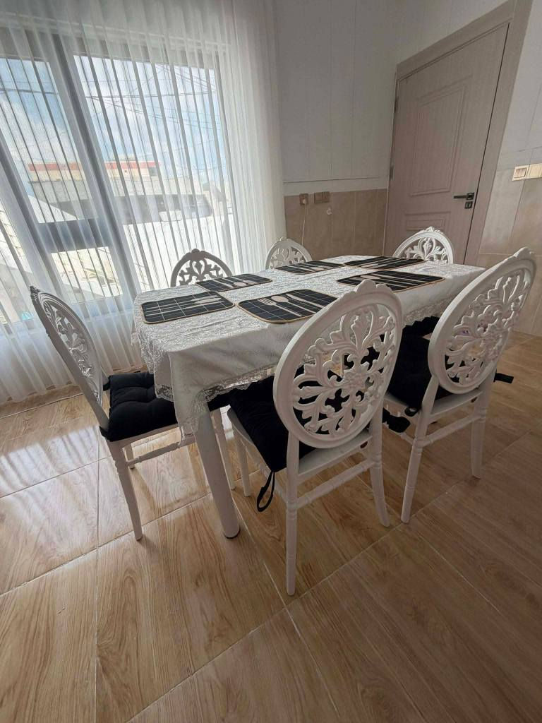 سلاو مێزو کورسی نان خواردن نوێ وەک تازە وایە بۆ فرۆشتن 6نەفەری گۆشەی سەر کورسیەکانیشی لەگەلە شوێن هەلەبجەی تازە  نرخی 150هەزار مەجال حلبجة, السليمانية


**إذا كنت صاحب هذا الإعلان وتريد حذفه لأي سبب، رجاءا أرسل رسالة إلى الدعم الفني**