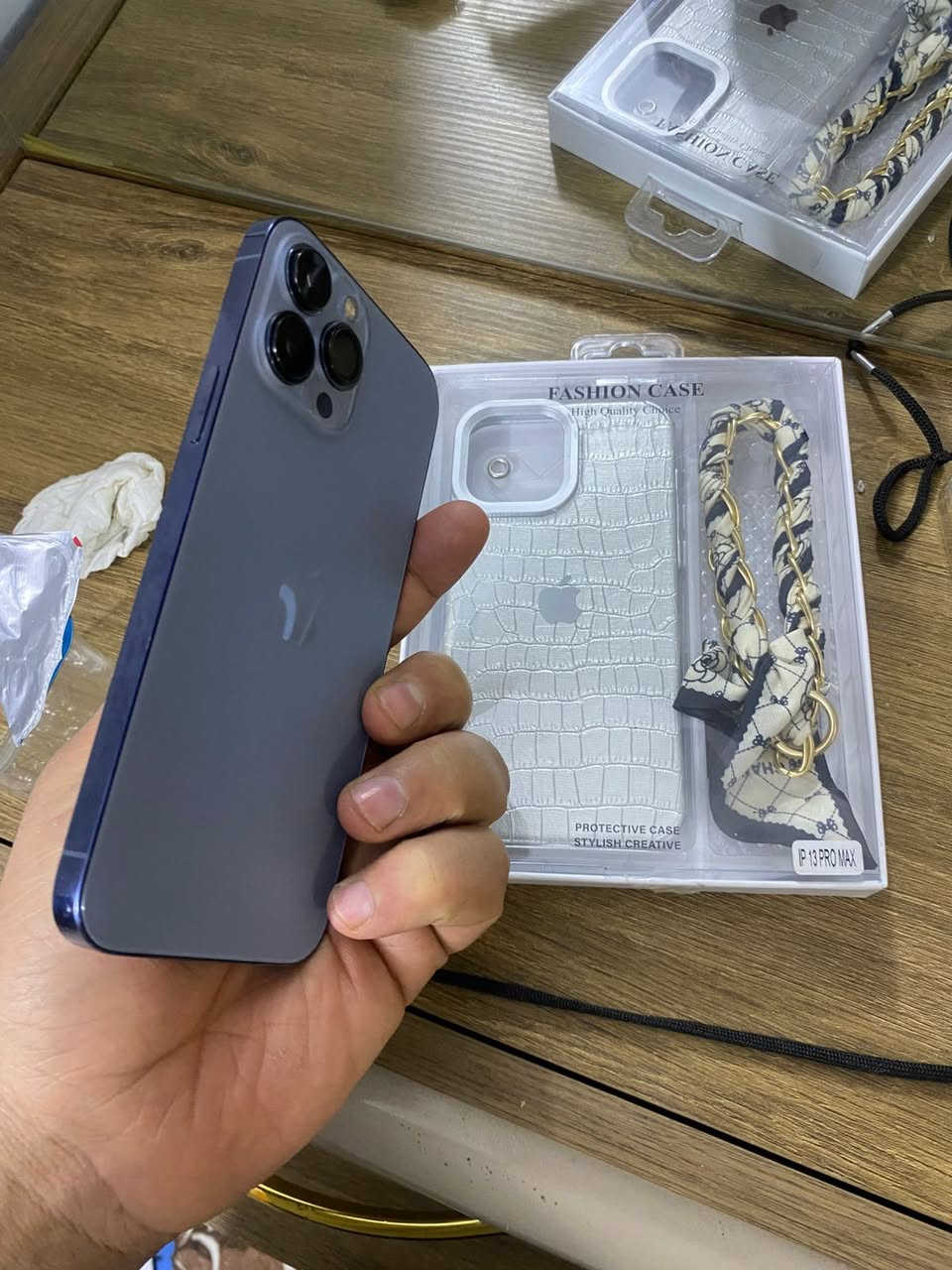 13برو ماكس شرق اوسط البطاريه 100 الذاكره 256  مستبدل شاشه وبطاريه افضل نوعيه فيس ايدي شغال السعر 475 وبي مجال بسيط رقمي ***********
