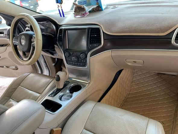 جيب شيروكي موديل—2017
فول موصفات رقم بغداد انكليزي
ماشيه 160m
ضربه موضحه بالسونار قبق جنطه بدون فتح
والباب BDR
سعرها 235 وبيها مجال 
التواصل ***********
