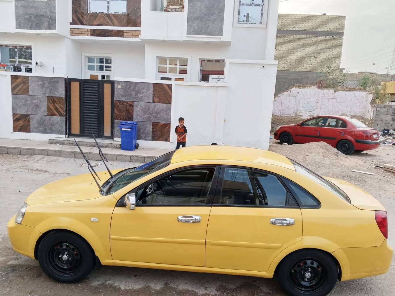 السلام عليكم سياره للبيع فورنزا موديل 2006 باسمي مكينه وكير جدد حداديه امامي خلفي جديد تخم تاير بس تبريد بيه عطل هزه جديده رقم دولي مصفره هيئه وغرامه السعر 47 رقم ***********//***********العنوان بغداد ابو غريب
