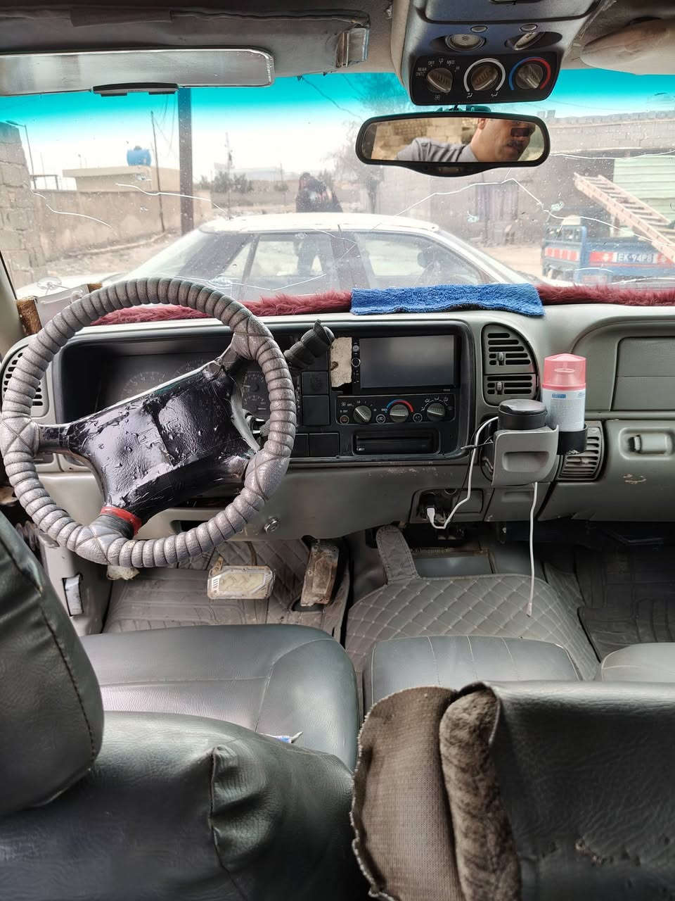 السلام عليكم
سيارة جمسي بهبهان موديل 98 (ست براغي)  مكينه 350عنكبوت كير 700 دواخل الفينات جلد سياره شغالة وين ما يعجبك اطلع رقم صلاح الدين الماني مصفرة هيئة عليها غرامه 272 الف دينار فقط سنوية نافذة السعر (35) ورقة مستعجل علبيع  للاستفسار  الاتصال على الرقم*********** متوفر واتساب المكان كوت حي الحكيم.
