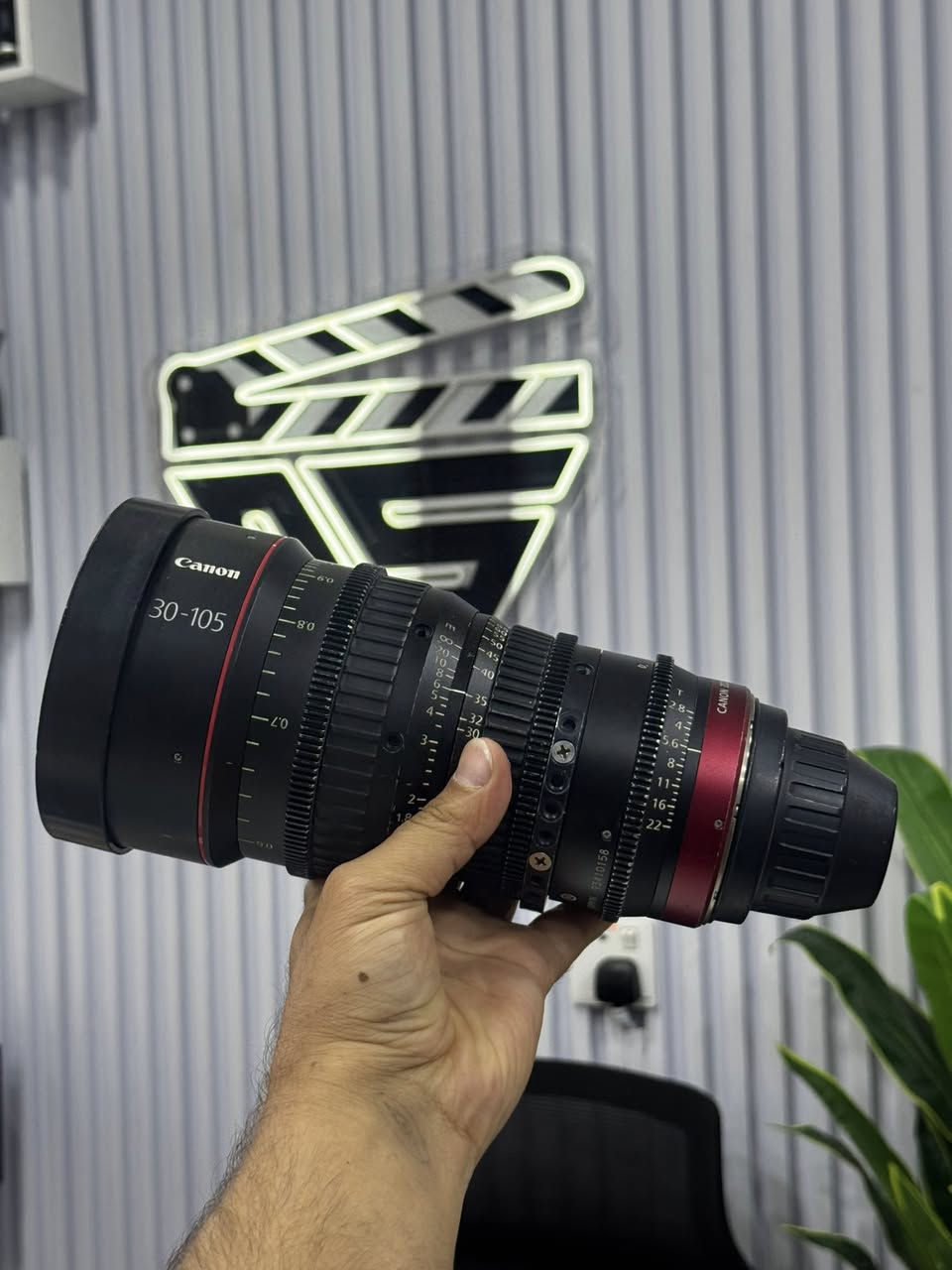 سعر خاص فقط
نرخ نامه بنيره
#daste_dw_مستعمل
——————————-
#canon CN-E 30-105mm T2.8 L SP
Telephoto cinema lens PL mount
—————————————————
Clean 85%
***********-***********
