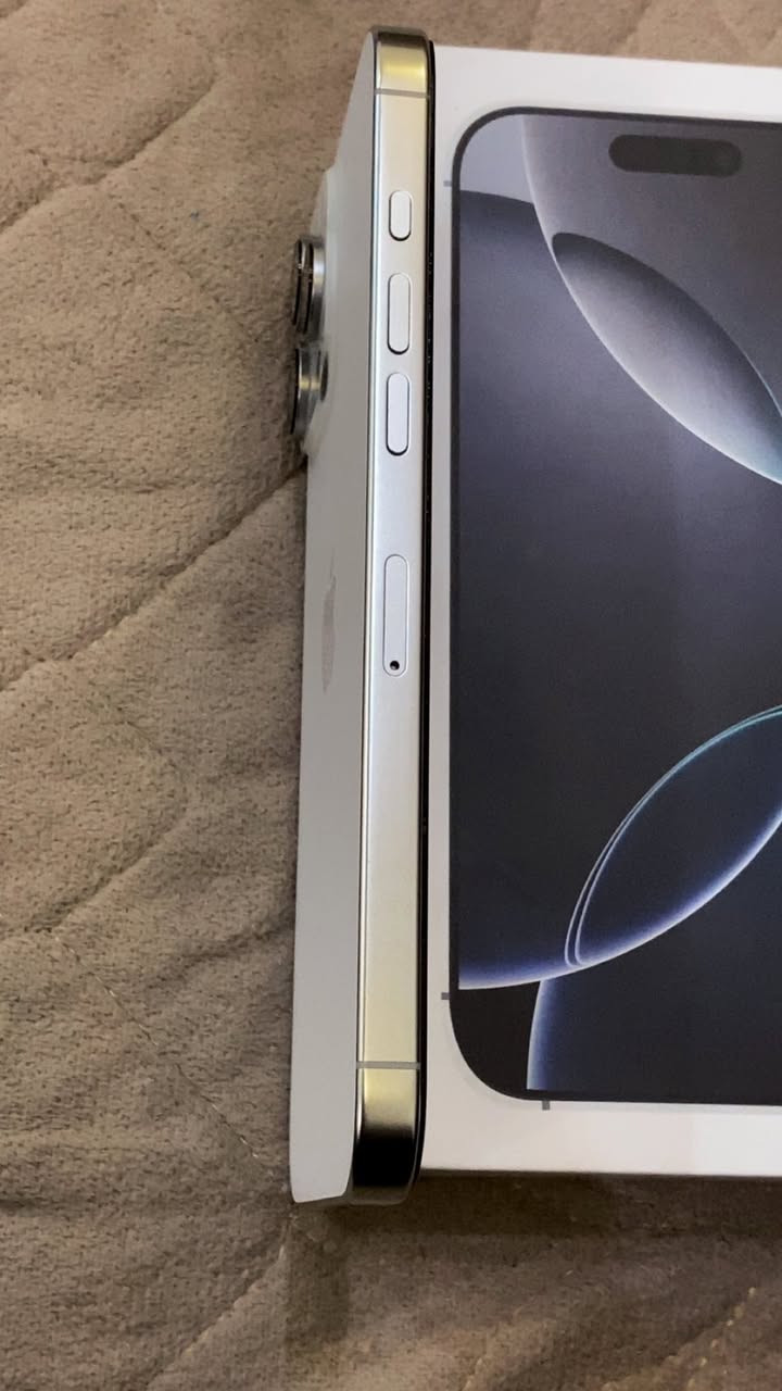 السلام عليكم
ايفون 16 برو ماكس ابيض 
ذاكرته 256
بطاريته 100 
مشحون 9 مرات حتى سيم كارت ممخلي بي 
بعده بضمان 
كيبله ممفتوح 
سعره 1450 الف مكاني بغداد 
*********** واتس
