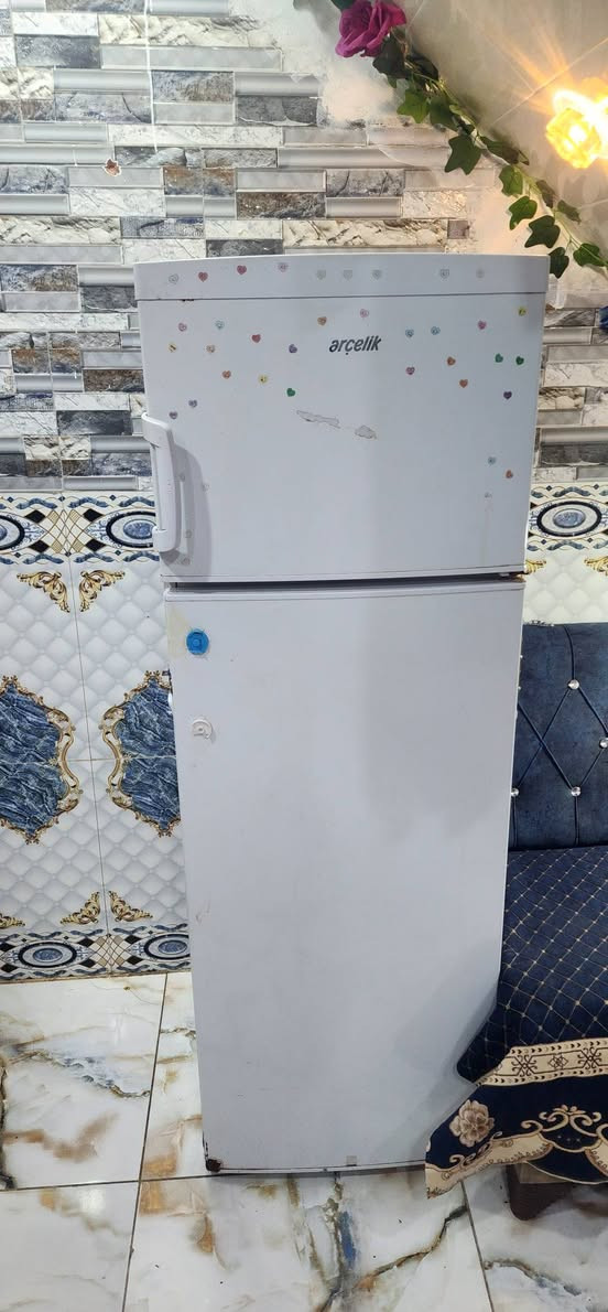 ثلاجه وتخم للبيع الثلاجه شرط الشغل والتخم ١٠ مقاعد الاستفسار الاتصال ع الرقم ***********
