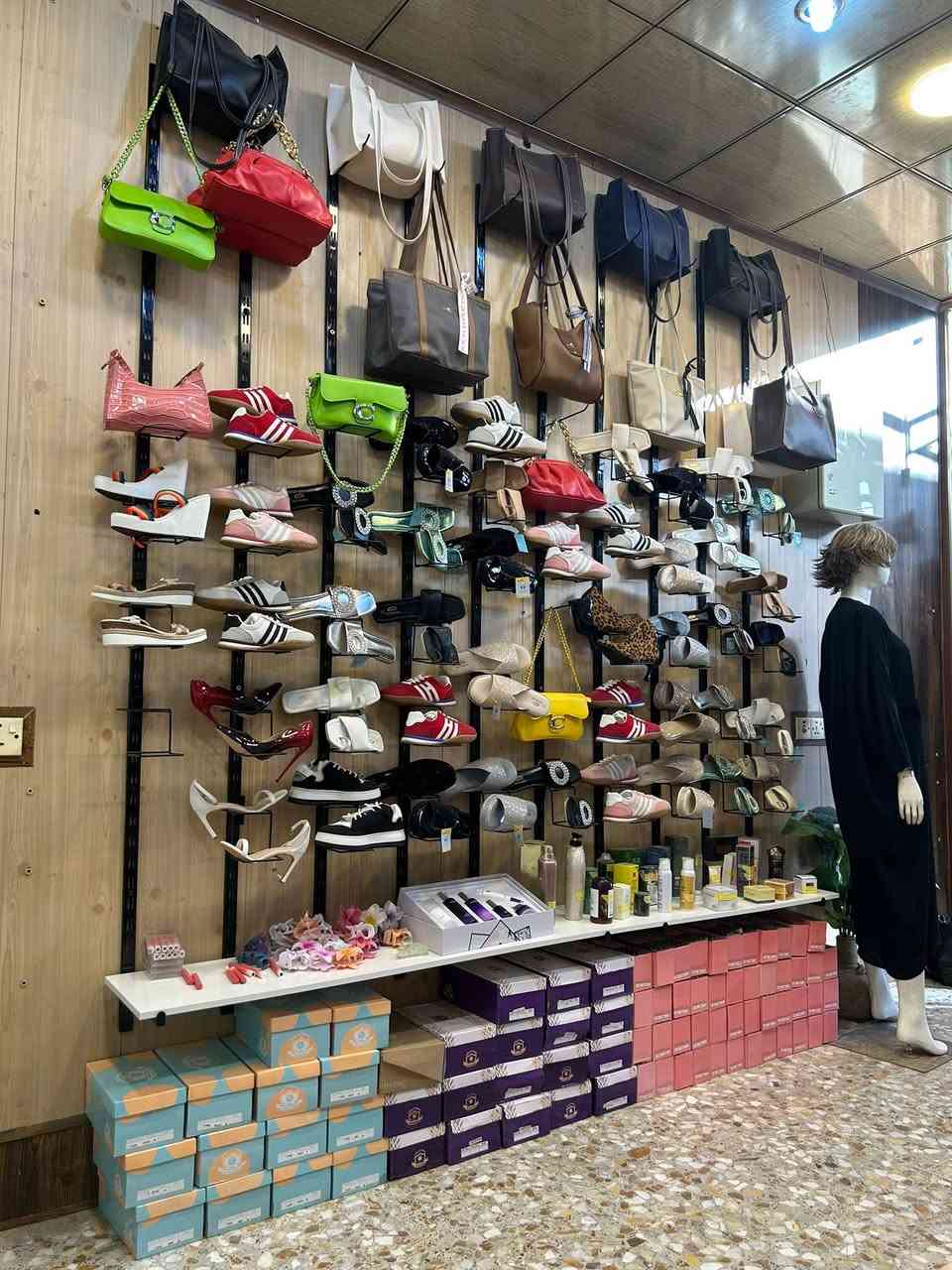 ستاندات محل مثل مموضحات بصوره كلفني اكثر من 500 الف للبيع كلهم كلهم شلع انطيهم الك ب400 الف ستاندات محل كامل وبكيفك تتحكم بيهم ستخدام سبوع واحد فقط مكاني حله طهمازيه ***********
