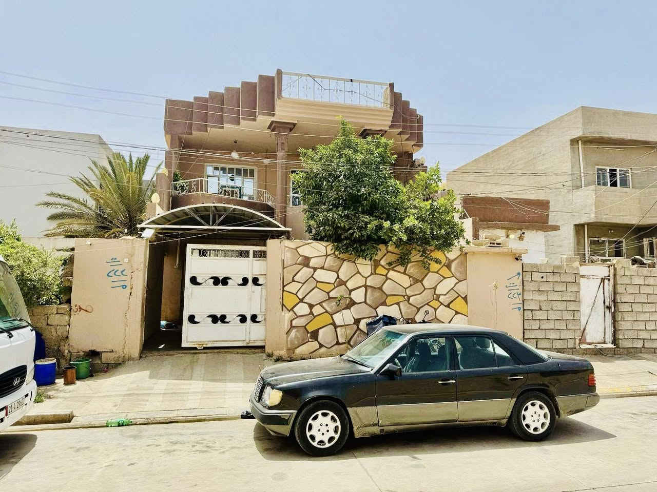 السلام وعليكم ورحمة الله وبركاته
بيت للبيع قضاء الحويجة 
حي النصر مقابيل طارق بن زياد 
300متر..مرتب فول 
السعر  يم صاحب البيت اتصل وتدلل 
رقم صاحب البيت 
***********
