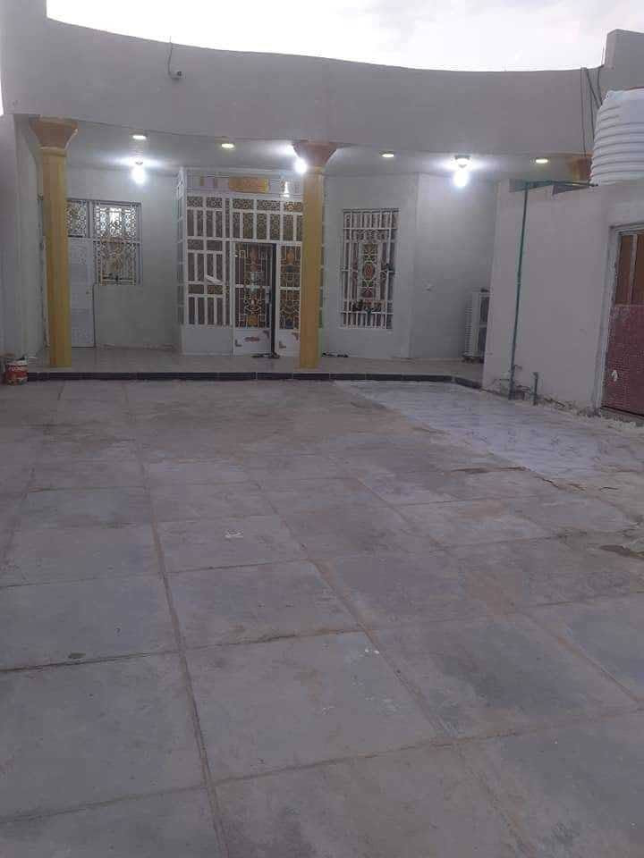 عقارات الموسوي | عرض عقاري مميز للبيع 🏡
بيت زراعي لقطة بمواصفات ممتازة وبناء حديث (كونكريت مسلح)، يجمع بين المساحة الواسعة والسعر المناسب جداً.
📍 الموقع:
خلف معارض الزبير.
📐 المساحة والتصميم:
المساحة الكلية: 400 متر مربع.
نوع البناء: صب كونكريت مسلح (بناء قوي ومتين).
📋 تفاصيل وتقسيم البيت:
البيت مصمم بتوزيع مريح ومساحات واسعة تناسب العائلات:
غرف النوم: غرفتين نوم بمساحة واسعة لكل غرفة (5 \times 4م).
الاستقبال: ديوانية/استقبال واسعة جداً وفخمة (8 \times 4م).
الصالة: صالة داخلية (هول) كبيرة  (8 \times 4م).
المطبخ: مطبخ بمساحة ممتازة وجاهز (5 \times 4م).
الخدمات: صحيات داخلية + صحيات خارجية.
الملحقات: كراج واسع للسيارة + حديقة تضفي إطلالة جميلة للبيت.
💰 السعر:
77 مليون دينار عراقي (والسعر قابل للتفاوض مع الشاري الجاد).
📞 للاستفسار والتواصل:
للمزيد من المعلومات أو لتنسيق موعد لمعاينة البيت، يرجى الاتصال على الأرقام التالية:
زين: ***********
آسيا سيل: ***********
