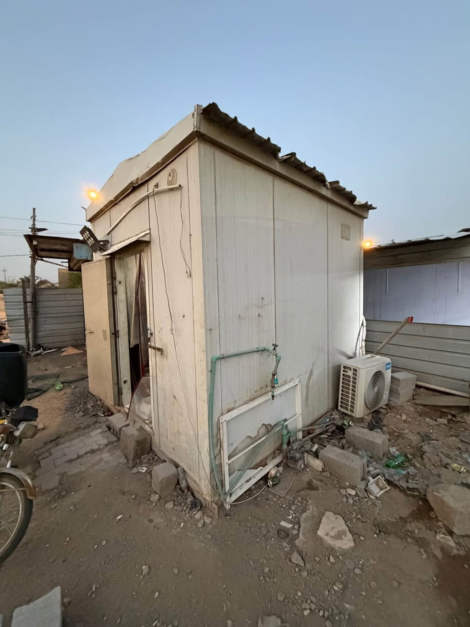 كرفانات اثنين
الاول مع كبنك وعارضه جان يصير محل يرادله تعديل ارضيه
الثاني كامله مال مال ضغط عالي كلش قوي ضد الحرائق وعازل للصوت 
الاول 3*3 ب مليون ونص مع سبلت طن 
الثاني 3*3.4 بمليون ونص بدون سبلت 
واذا تاخذهن ثنينهن بيهن مجال 
مكاني بصره مناوي باشا
للتواصل وتساب *********** البصرة, العراق
