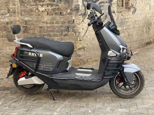 السلام عليكم 
دراجه ريان الساعقه للبيع 
موديل الدراجه 2026
الدراجه نظيفة بمعنى لكلمة
سرعه الدراجه 75حقيقي
الدراجه 3 نمر 
مثبت سرعه 
بيها نظام R 
وبيها نظامP 
شاشه ايباد 
سعر مليون و300 الف 
تجي ست بطاريات كبار 
مكاني بغداد 
للاستفسار ***********
