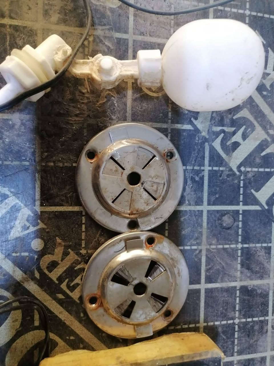 ثنين اقفاص ب١٥الف وغراض فقاسه  مكان بغداد الشعب  ***********
