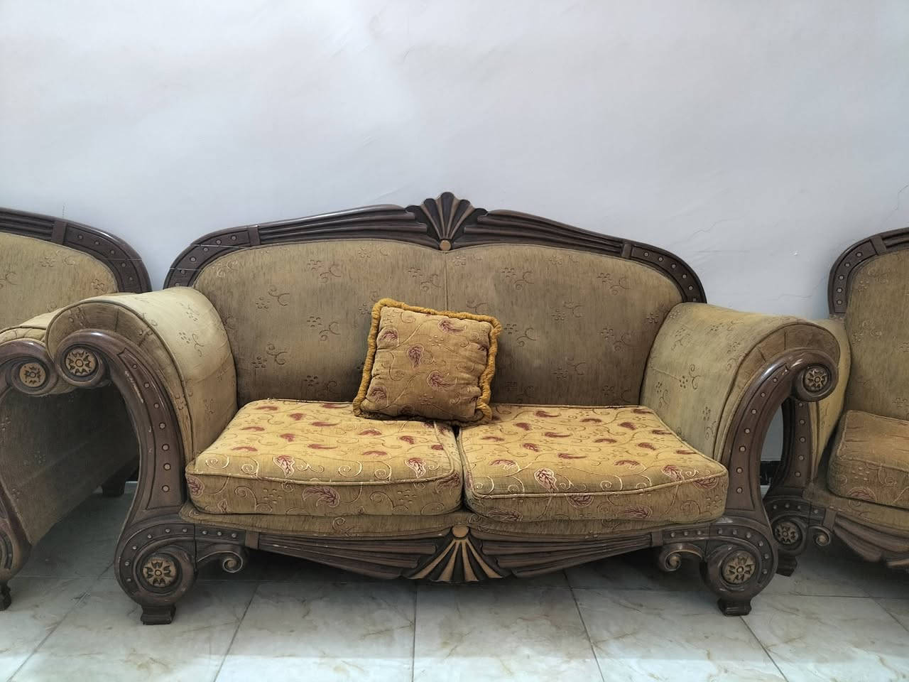 السلام عليكم  عندي تخم تسكام
2وسط 
2 كراسي 
وحده كبيره وسطيه 
خشب اصلي مينكسر
 مابي ضرر
 اسفنجه اصلي
  السعر/ ب180 الف 
للاستفسار او الشراء
 واتساب/ ***********
