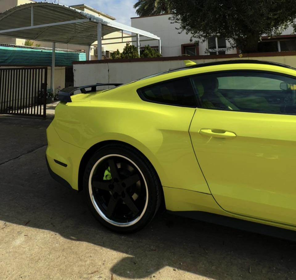 السلام عليكم

الحلال الجميل والمميز للبيع
لون وفئة مميزة

موستنك ايكو بوست هاي برفورمنس بكج 
فئة الهاي برفورمنس بكج لون فسفوري مو اصفر

ممشى السيارة 26 ميل فقط حقيقي
حادث قطعتين جاملغ وبنيد الحادث جاي عالجاملغ مو بجم

مواصفات السيارة
‎1-عدادات تراك بكج 
‎2-اكتف اكزوز بلادي 4 نغمات  (Quiet-Normal-Sport-Track) التحكم بالشاشة بلادي مو ريمونت
‎3-عليها اكسل تراك بكج من الشركة يعني بلاد
‎4-كولر ريسنك سعره 550 دولار يعني انسه الحماوه للتوربو 
‎5-لايت متغير 220 حركة ولون 
‎6-رادار ومحافضه على المسار 
‎7-نقطة عمياء
‎8-فجوج بريمبو اصل 
‎9-دبلات كهرباء تجي مال ماك ون
‎10-تاكل دهن 5-50 وهذا الشي ينطيك قوه تحمل للمحرك اكثر بهواي من الايكو العادية
‎11-ستريس بار مختم فئة هاي برفورمنس بكج

والي ما يعرف بفئتها تجي اقوى من الايكو العادية من ناحيه الاحصنة وقوه تحمل المحرك وحتى دهنا يختلف تاكل 5w-50 

السيارة حيييل نضيفه وعلى وضع الشركة وترايها وين متريد تطلع

مكان السيارة كركوك
السعر 178 وبي مجال حك الجية 

للاستفسار اكثر 
***********
