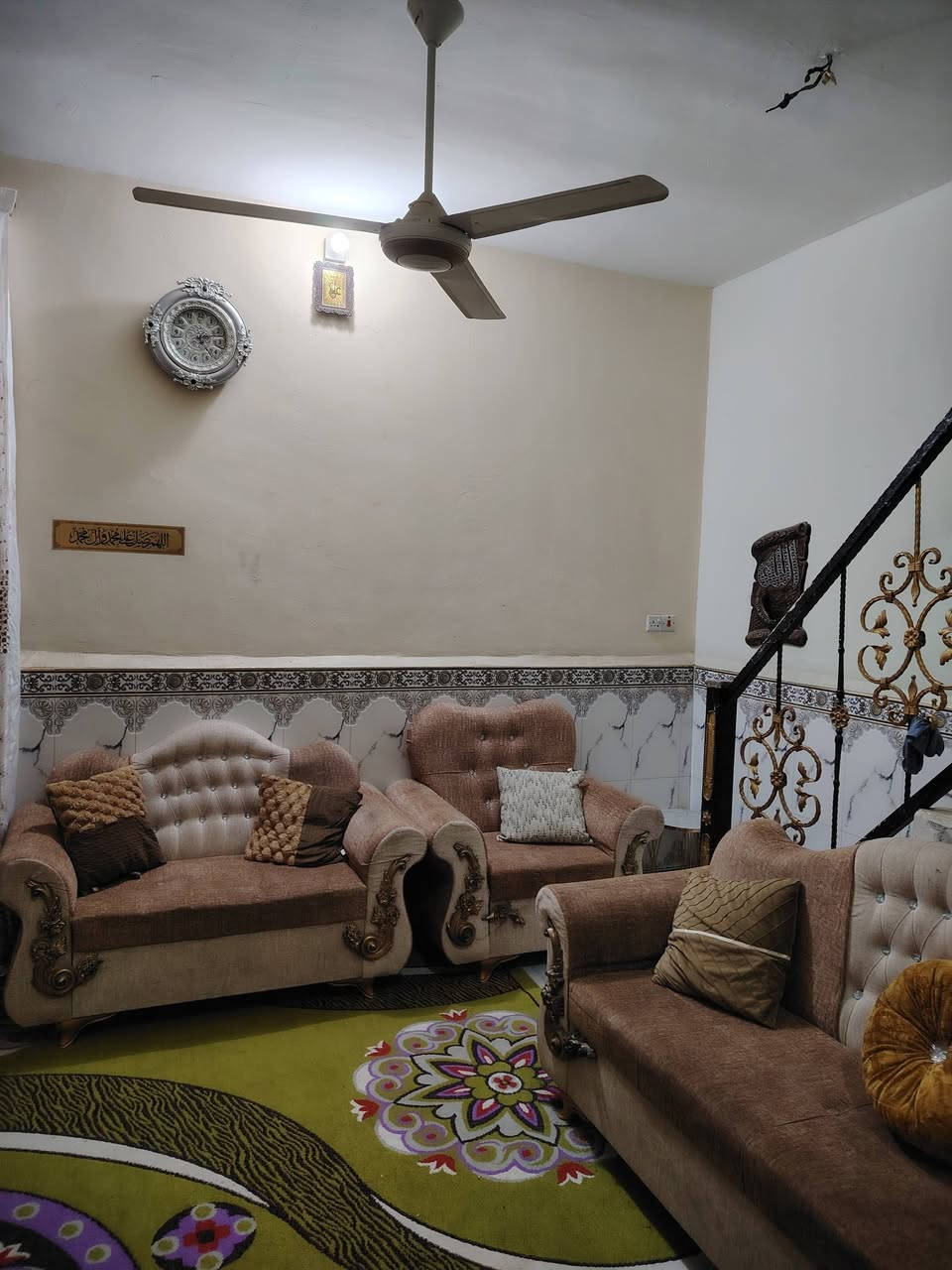 بيت معروض للبيع او مرواس يقع في الحي العسكري المساحه 200 م أقرب نقطة دالة مدرسة واحد حزيران ويقع على ساحه يتكون من استقبال وصاله غرفتين ومطبخ وصحيات داخليه وخارجية وساحه وحديقة والطابق الثاني غرفة نوم ومخزن السعر 270 مليون للإستفسار الاتصال على الرقم ***********
