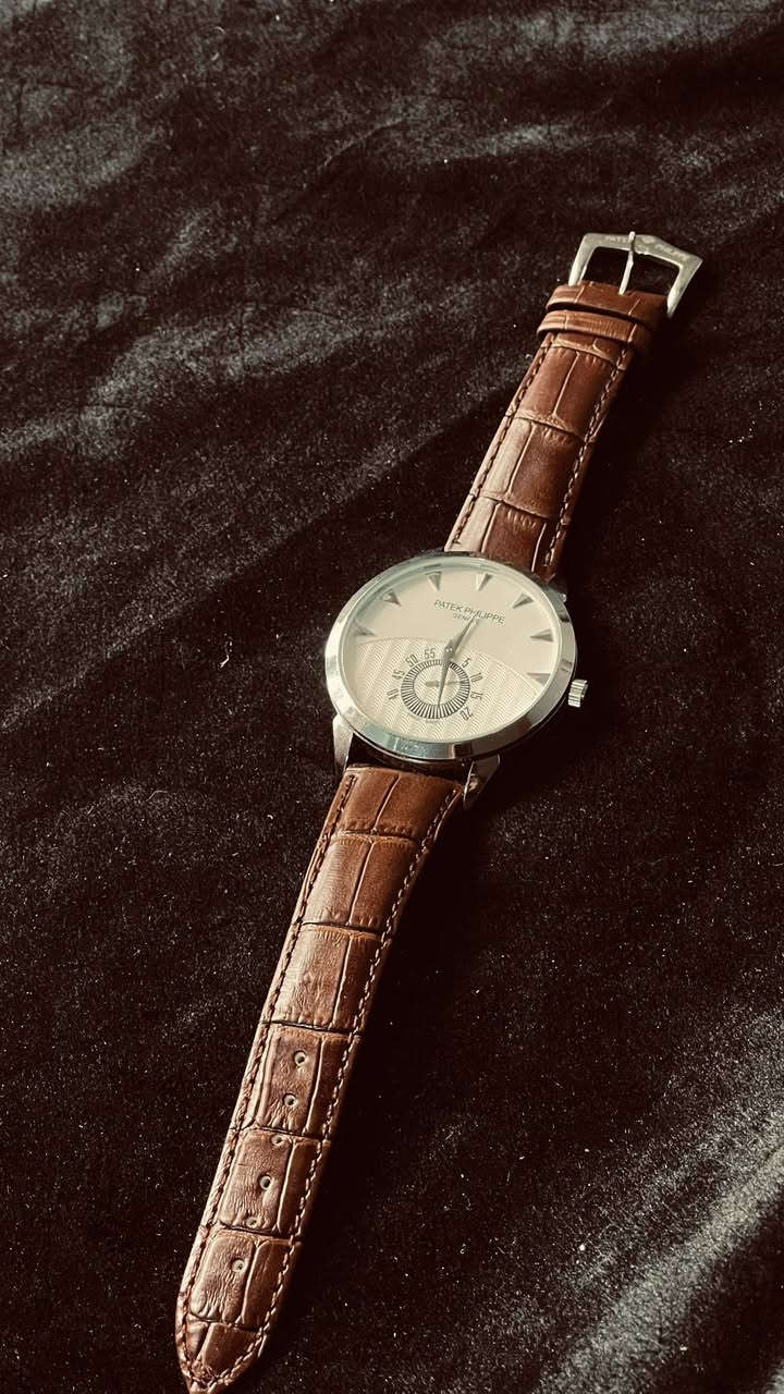 �🔥 فخامة ما تتكرر 🔥🚨
ساعة Patek Philippe ستايل راقي 👑

إذا تريد هيبة وشكل يخطف الأنظار من أول لبسة 😎
هاي الساعة تعطيك لوك كلاسيك فاخر بكل تفاصيلها ✨

💎 تصميم أنيق بوجه مميز
⌚ تفاصيل دقيقة تبين الذوق العالي
🤎 سوار جلد بني فخم ومريح
🔥 مناسبة للدوام والمناسبات الخاصة

💰 السعر خيالي (التفاصيل خاص)
🚚 توصيل لكل العراق

📩 احجز هسه قبل لا تخلص الكمي


**إذا كنت صاحب هذا الإعلان وتريد حذفه لأي سبب، رجاءا أرسل رسالة إلى الدعم الفني**